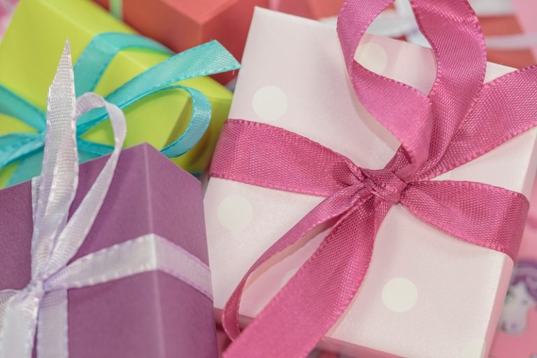 confezione regalo con nastro
