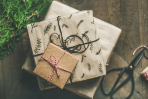 Confezionare i regali di Natale · immagine